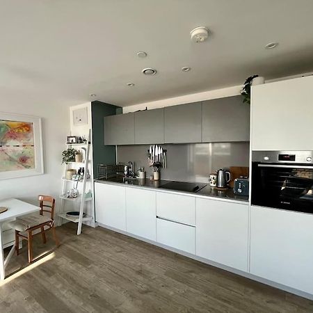Elegant Chic Living: 1 Bed In Vibrant London Area Appartement Buitenkant foto