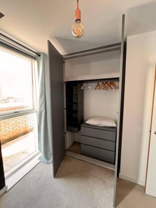Elegant Chic Living: 1 Bed In Vibrant London Area Appartement Buitenkant foto